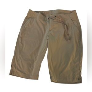 COLUMBIA bermuda shorts size 12, tan nylon blend. Zipper fly, snap, drawstring